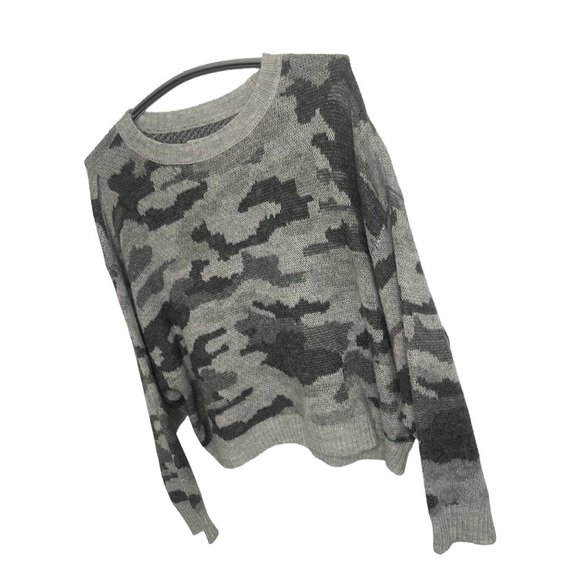 AMERICAN EAGLE GREY CAMO LONG SLEEVE CROP SWEATER, WOMENS SIZE MEDIUM - Picture 2 of 10